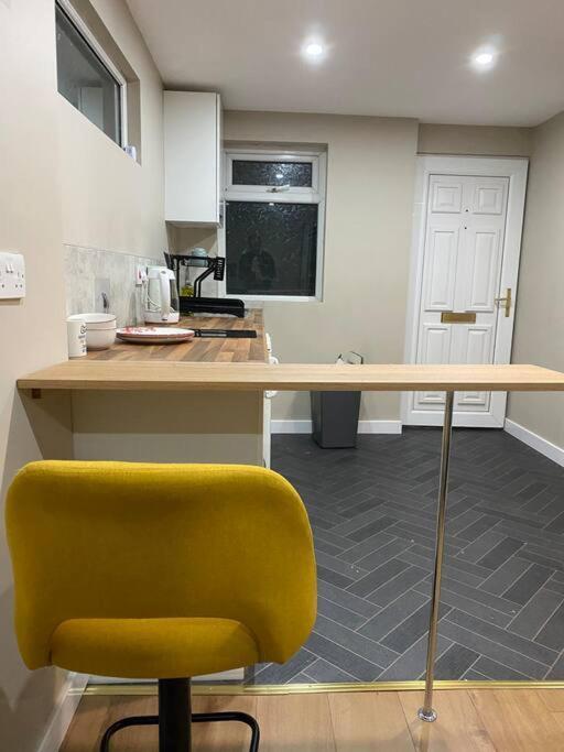A Spacious Double Bed Studio Stoke-on-Trent ภายนอก รูปภาพ