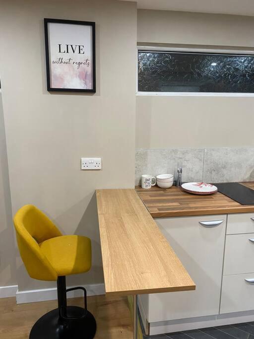 A Spacious Double Bed Studio Stoke-on-Trent ภายนอก รูปภาพ