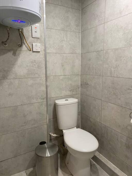 A Spacious Double Bed Studio Stoke-on-Trent ภายนอก รูปภาพ