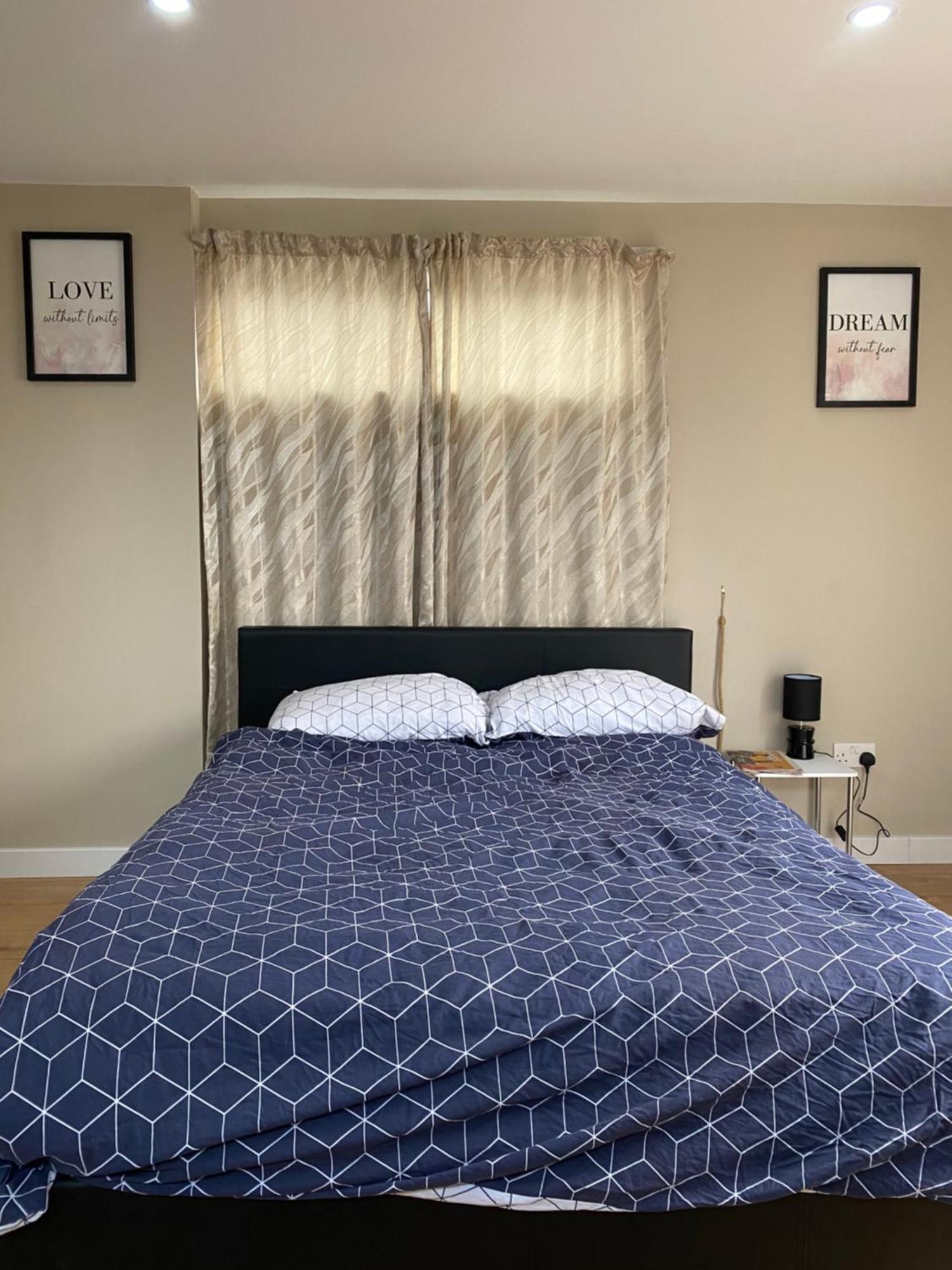 A Spacious Double Bed Studio Stoke-on-Trent ภายนอก รูปภาพ